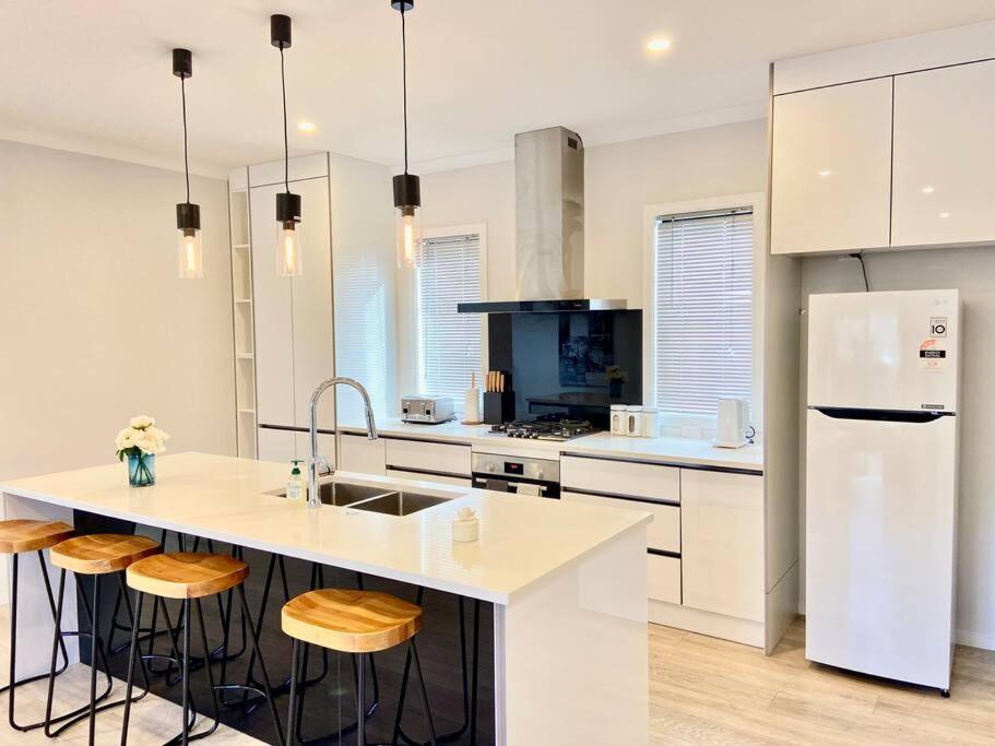 Morden Spacious New House Hamilton Exteriör bild