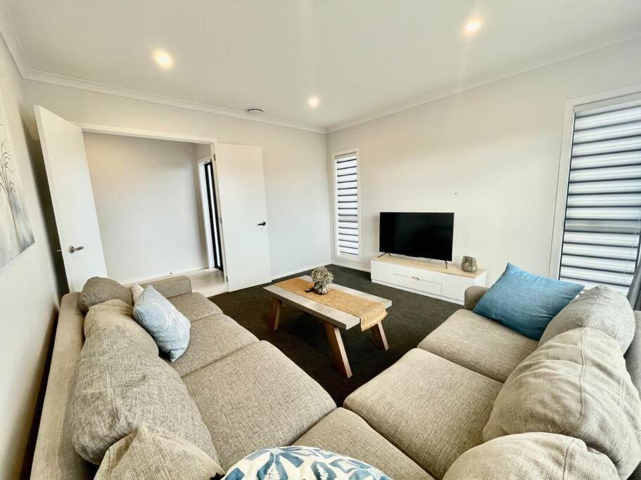Morden Spacious New House Hamilton Exteriör bild
